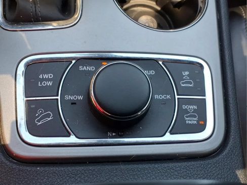 Used 2020 Jeep Grand Cherokee Overland AWD/4WD image 18