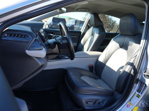 Used 2019 Toyota Camry XLE image 12