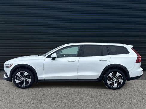Certified 2024 Volvo V60 B5 Cross Country Plus image 8