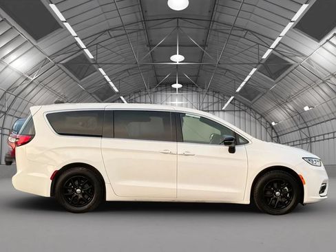 Used 2025 Chrysler Pacifica Select FWD image 7