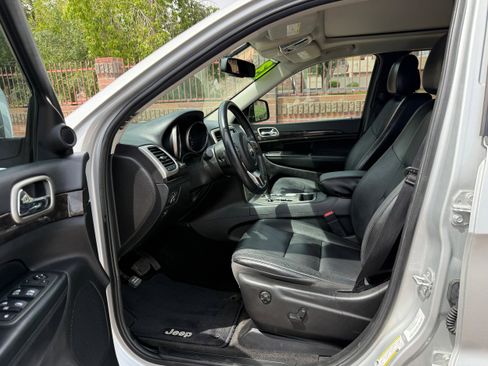 Used 2013 Jeep Grand Cherokee Laredo AWD/4WD image 6