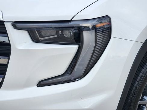 Used 2025 GMC Acadia Elevation image 9