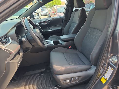 Used 2025 Toyota RAV4 SE AWD/4WD image 11