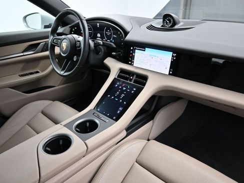 Used 2025 Porsche Taycan image 32