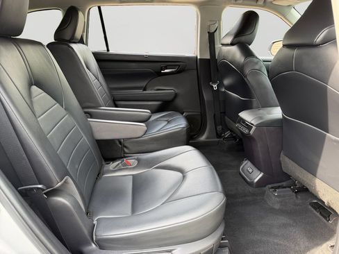 Used 2022 Toyota Highlander XLE AWD/4WD image 9