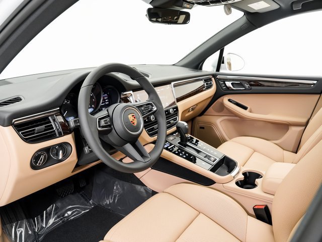 Certified 2026 Porsche Macan AWD/4WD image 4