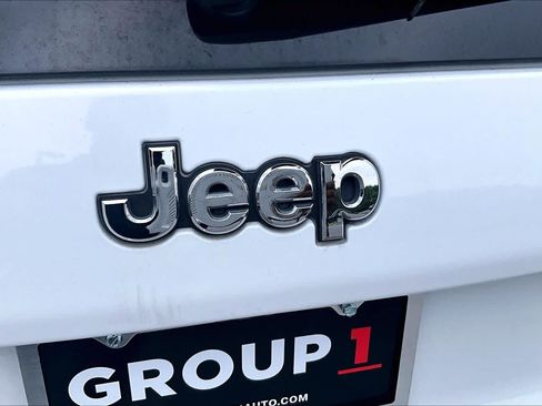 Used 2019 Jeep Cherokee Limited w/ Technology Group FWD image 30