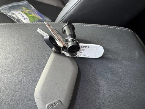 Used 2024 Kia Sorento S w/ Panoramic Sunroof Package FWD image 3