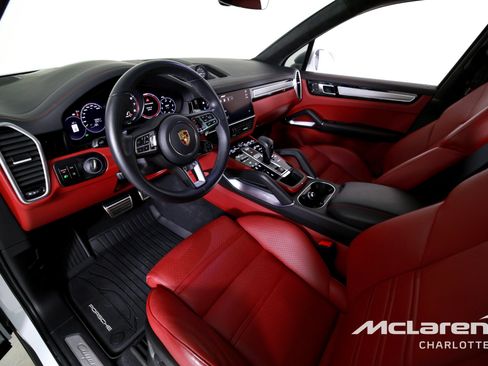 Used 2023 Porsche Cayenne Turbo S image 12