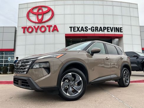 Used 2025 Nissan Rogue SV image 2