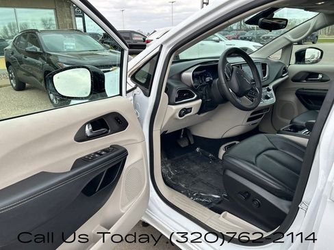 Used 2024 Chrysler Pacifica Touring-L FWD image 11