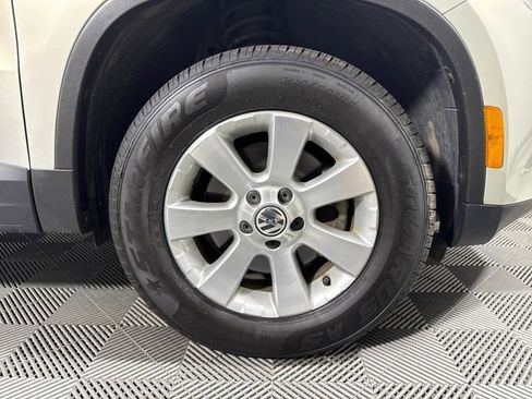 Used 2010 Volkswagen Tiguan SE AWD/4WD image 11