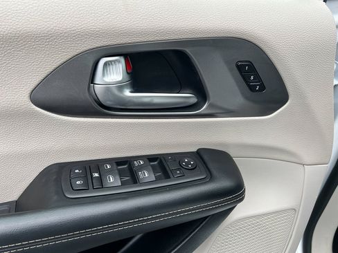 Used 2023 Chrysler Pacifica Touring-L image 16