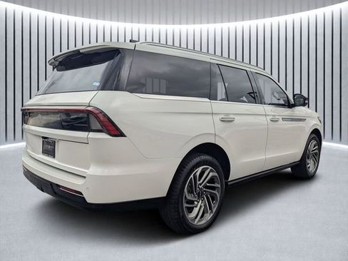 New 2026 Lincoln Navigator Reserve AWD/4WD image 3