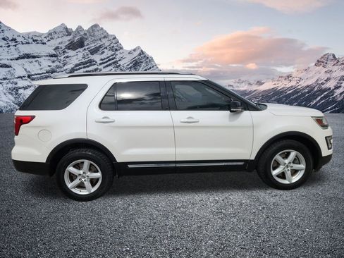 Used 2017 Ford Explorer XLT w/ Equipment Group 202A image 7