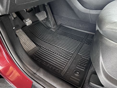 Used 2019 Kia Sorento LX image 40