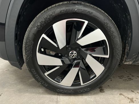 Used 2024 Volkswagen Atlas Cross Sport SE FWD image 30