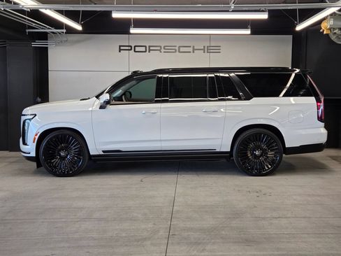 Used 2025 Cadillac Escalade ESV Sport Platinum AWD/4WD image 2