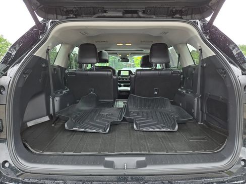 Used 2024 Toyota Highlander XLE AWD/4WD image 12