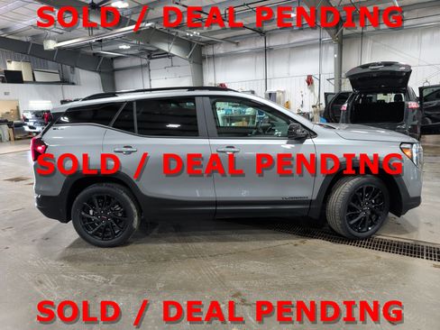 Used 2024 GMC Terrain SLE w/ Driver Convenience Package AWD/4WD image 2
