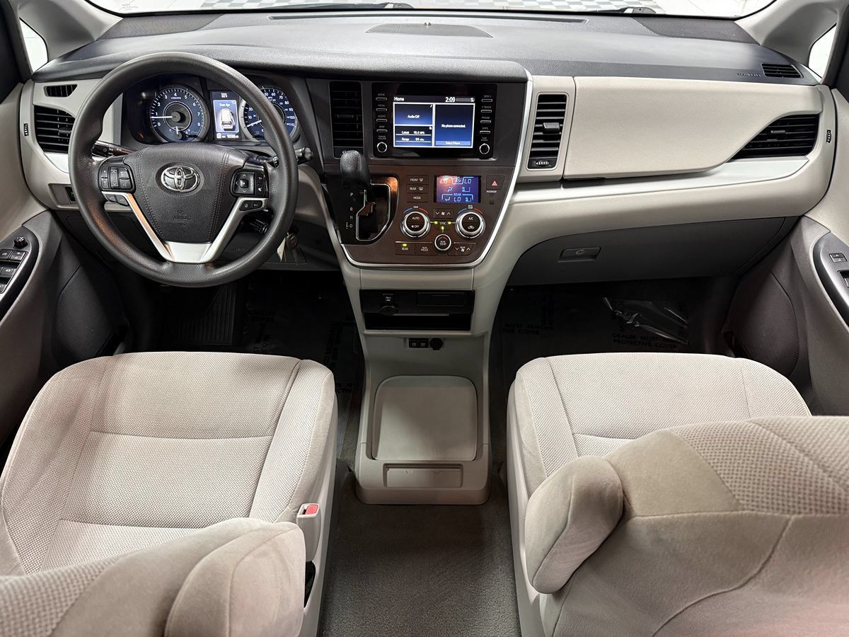 Used 2019 Toyota Sienna L FWD image 11