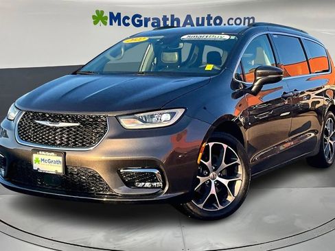 Used 2022 Chrysler Pacifica Touring-L image 3