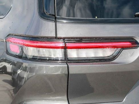 Used 2023 Jeep Grand Cherokee L Laredo image 11