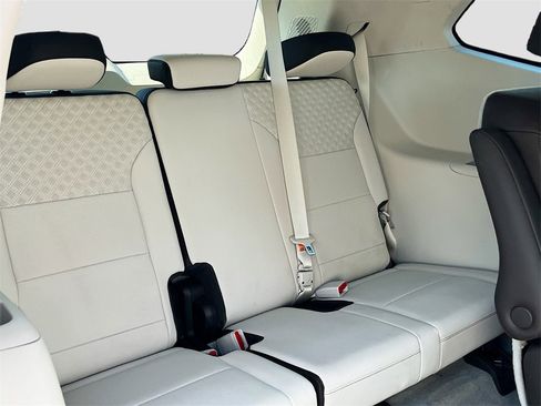 Used 2024 GMC Acadia Denali w/ Super Cruise Package image 28