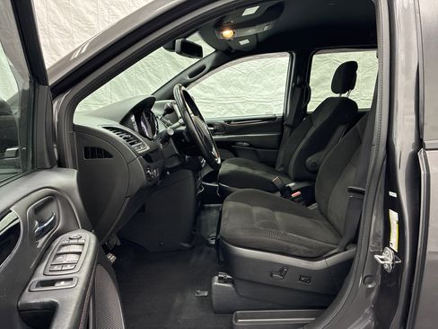Used 2020 Dodge Grand Caravan SE FWD image 13