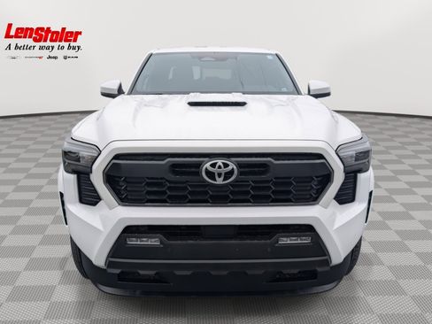 Used 2025 Toyota Tacoma TRD Sport w/ TRD Sport Upgrade Package image 8