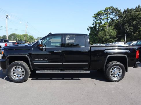 Used 2017 GMC Sierra 2500 Denali w/ Duramax Plus Package AWD/4WD image 6