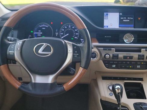 Used 2013 Lexus ES 300h image 34