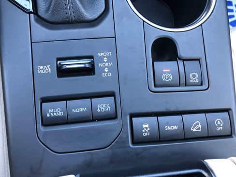 Used 2022 Toyota Highlander XLE image 18