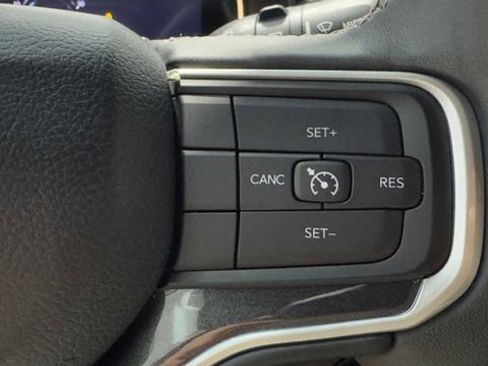 Used 2023 Jeep Wagoneer Base image 30