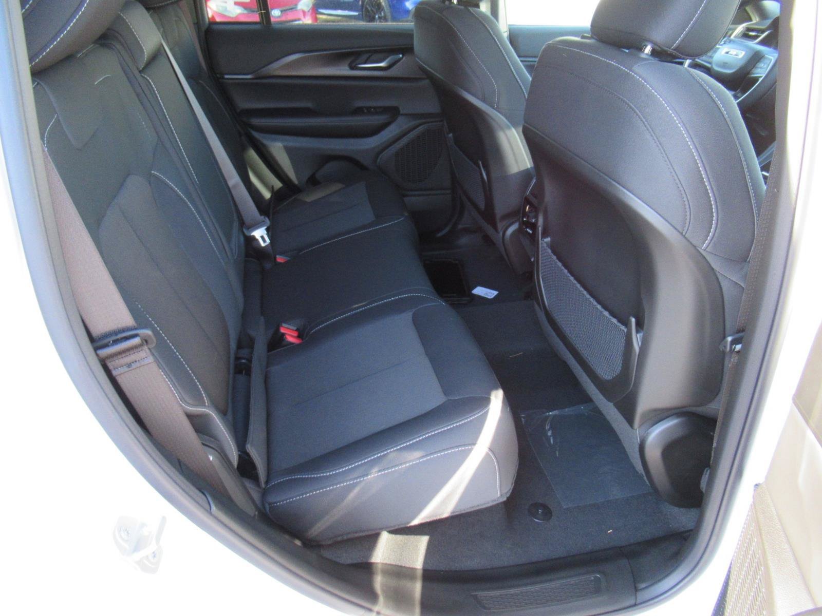New 2027 Jeep Grand Cherokee Laredo RWD image 27