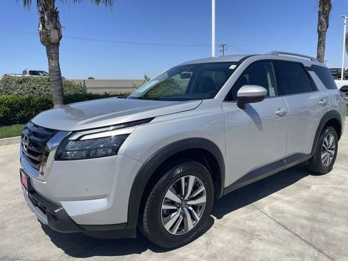 Used 2025 Nissan Pathfinder SL FWD image 4