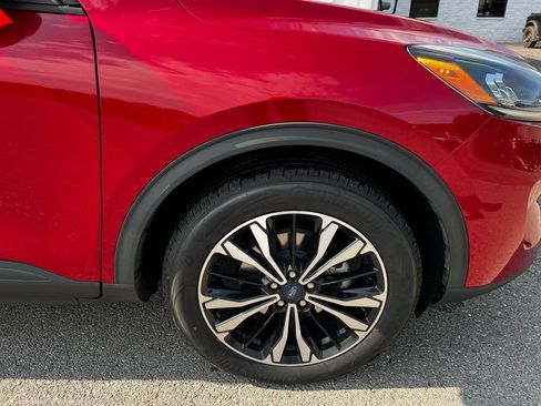 Used 2022 Ford Escape SE w/ SE Sport Appearance Package AWD/4WD image 3