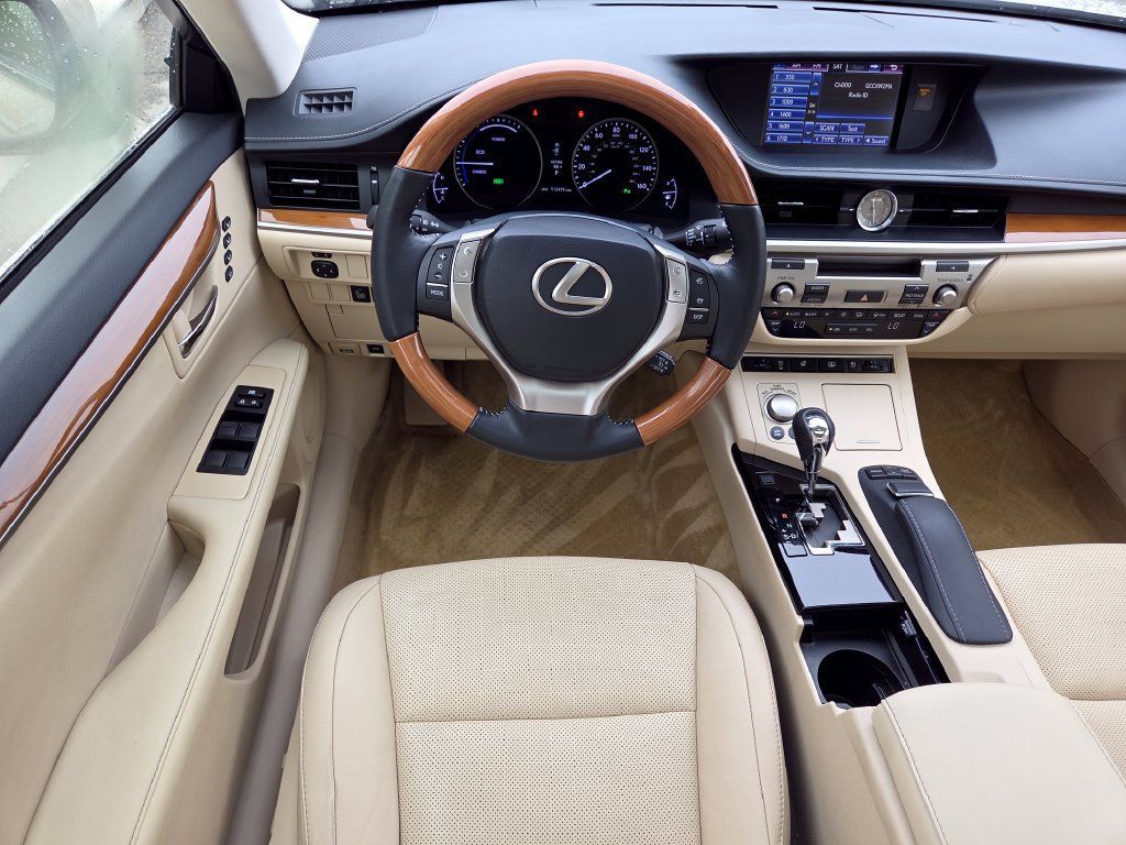 Used 2013 Lexus ES 300h w/ Luxury Pkg FWD image 4