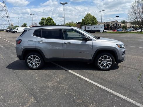 Used 2023 Jeep Compass Latitude AWD/4WD image 2