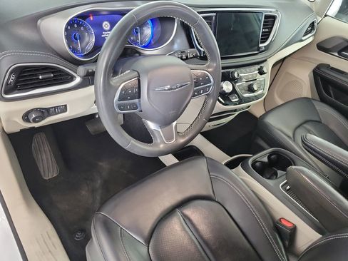 Used 2023 Chrysler Pacifica Touring-L FWD image 11