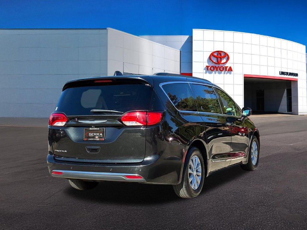 Used 2017 Chrysler Pacifica Touring-L FWD image 10