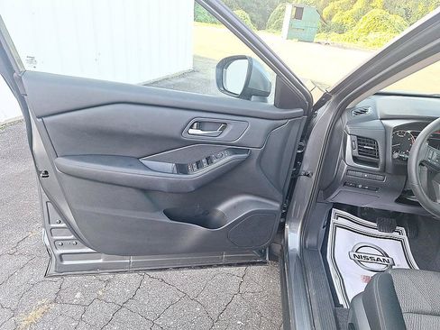 Certified 2026 Nissan Rogue SV FWD image 9