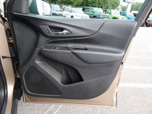 Used 2019 Chevrolet Equinox LT w/ Driver Convenience Package image 17