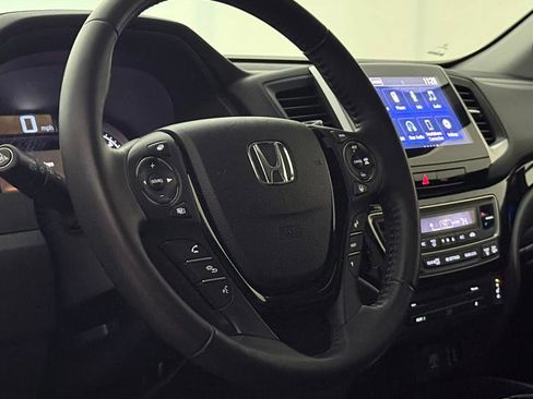 Used 2018 Honda Pilot Touring image 19