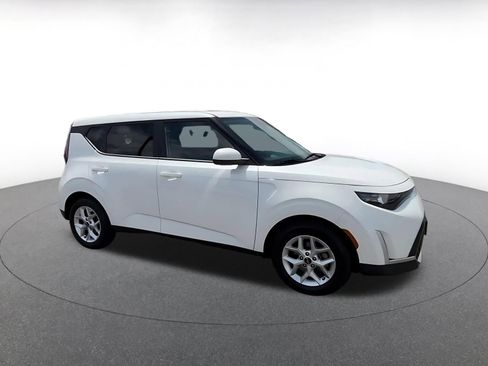 Used 2025 Kia Soul LX w/ LX Technology Package FWD image 2