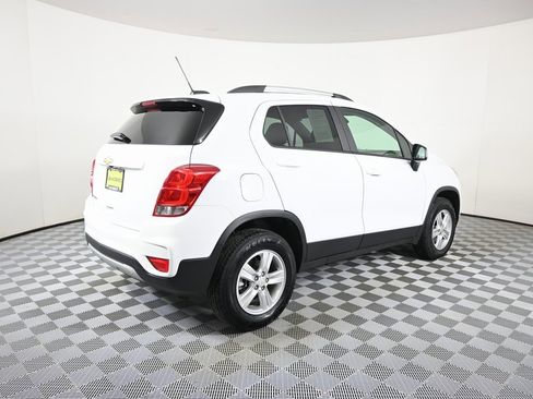 Used 2022 Chevrolet Trax LT w/ LT Convenience Package image 6