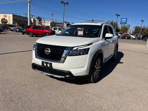 Used 2023 Nissan Pathfinder Platinum image 3