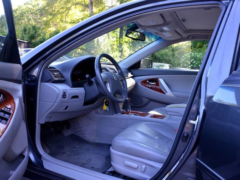 Used 2011 Toyota Camry XLE w/ XLE Extra-Value Pkg #2 FWD image 8