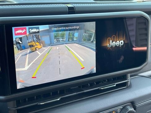 Used 2024 Jeep Gladiator Mojave w/ Technology Group image 21