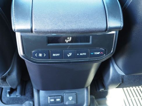 Used 2023 Toyota Highlander Limited AWD/4WD image 16